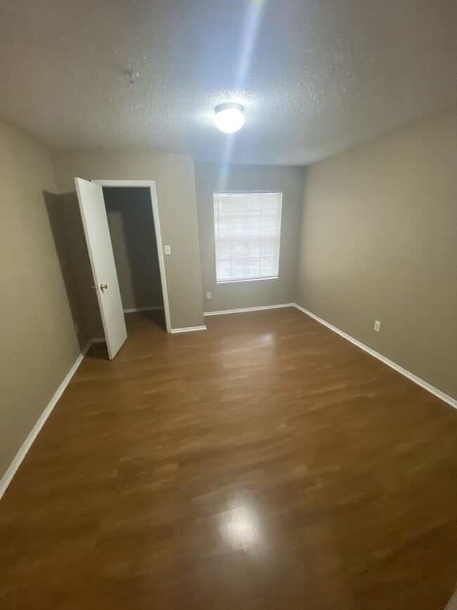 Building Photo - 1 bedroom 1 bath with fireplace and a view