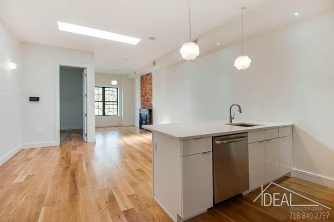Foto del edificio - 211 Lewis Ave