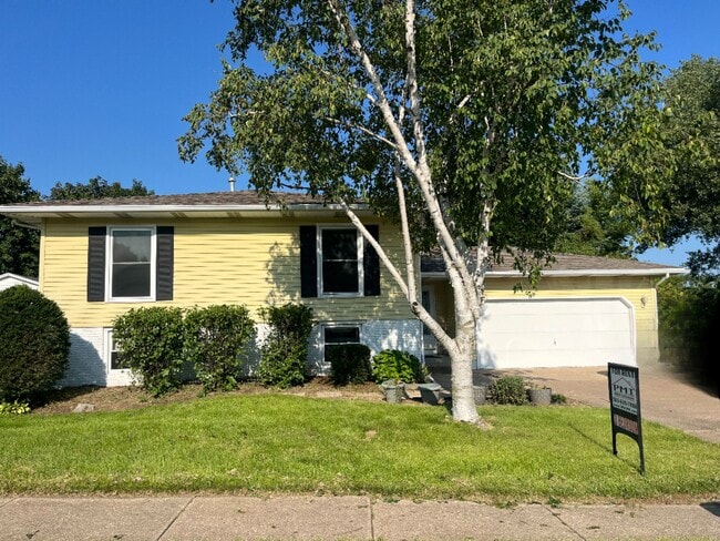 Building Photo - 3840 Wakonda Dr