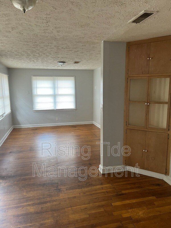 Foto del edificio - 2629 E 5th St