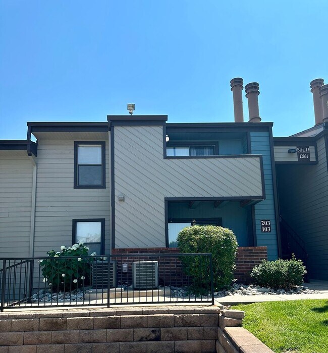 Building Photo - Remodeled 2 Bed 2 Bath in Aurora Available...