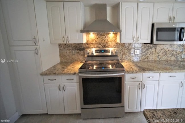 Building Photo - 4 br, 3 bath Townhome - 16339 Malibu Dr # 22A