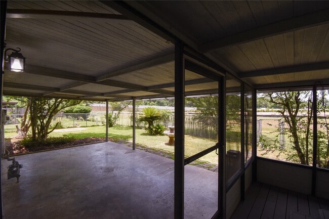 Foto del edificio - 2023 Lexington Woods Dr
