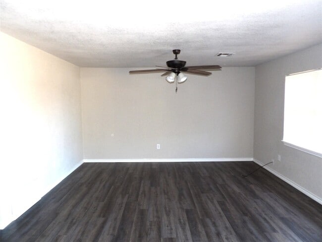 Building Photo - 125 SE Surrey Ln