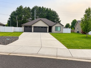 Building Photo - 7506 Cornflower Dr