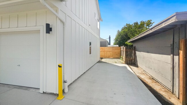 Building Photo - 4128 13th Ave S