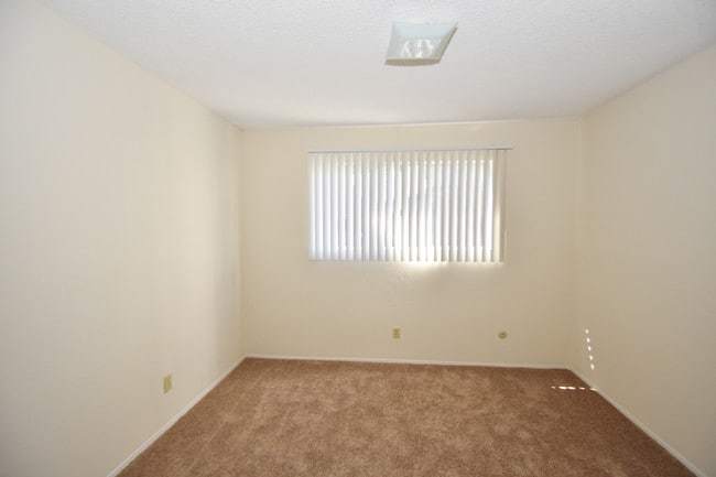 Building Photo - 1575 Oak Apartment Homes