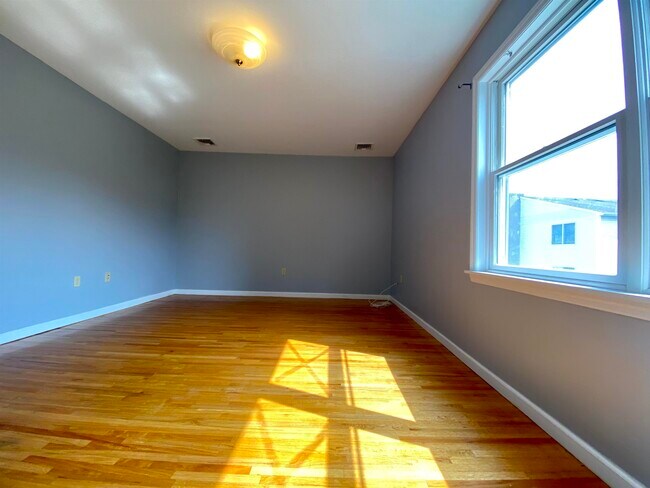 Building Photo - 166 W 54th St