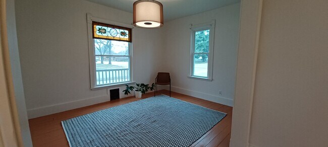 9. Dormitorio uno - 42 Maple St N