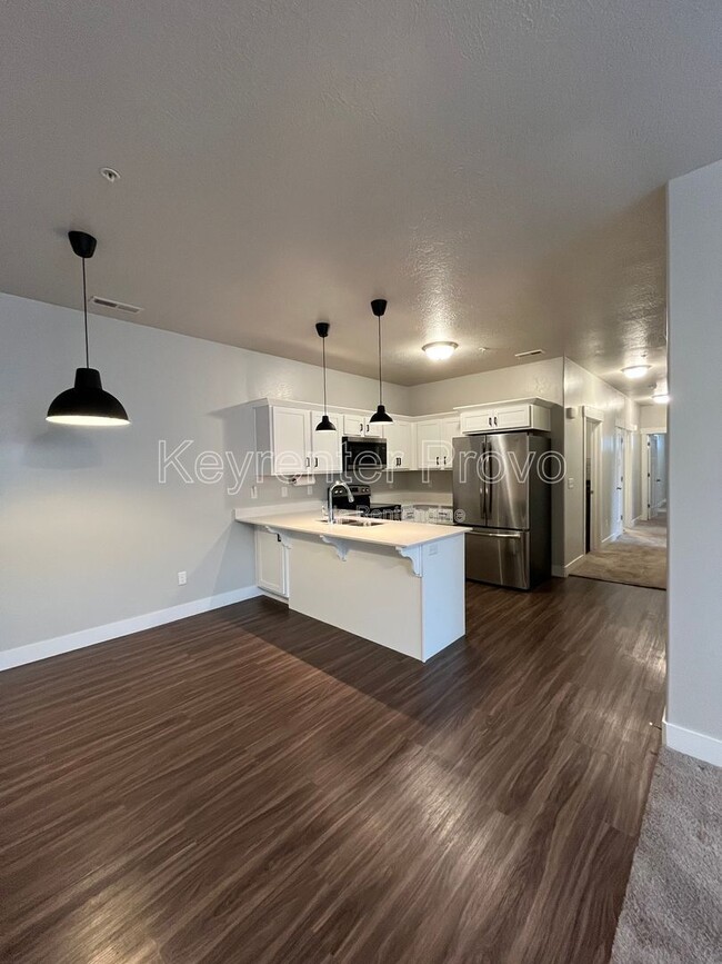 Building Photo - 586 N 360 W