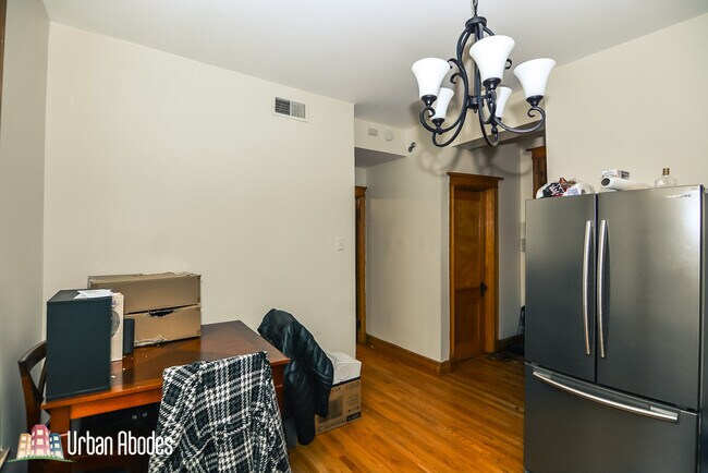 Building Photo - 852 N Leavitt St