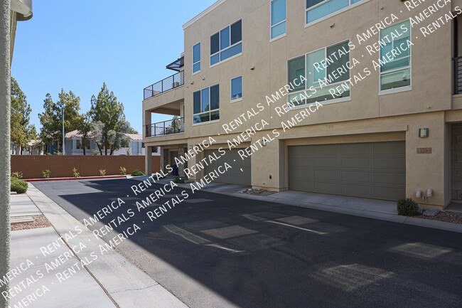 Foto del edificio - 2 Bed 2.5 Bath Resort Style Living W/2 Car...