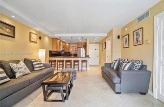 Building Photo - 660 Tennis Club Dr