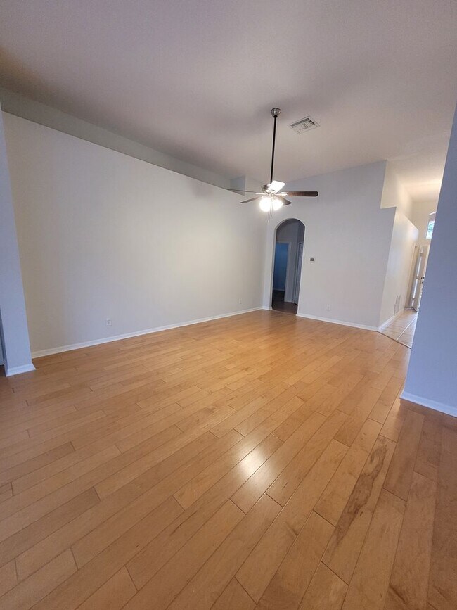 Building Photo - Amazing Renovated 4 bed 3 bath in Davenport