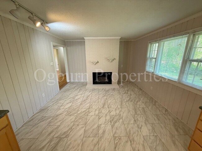 Foto del edificio - 2630 Farmbrook Rd