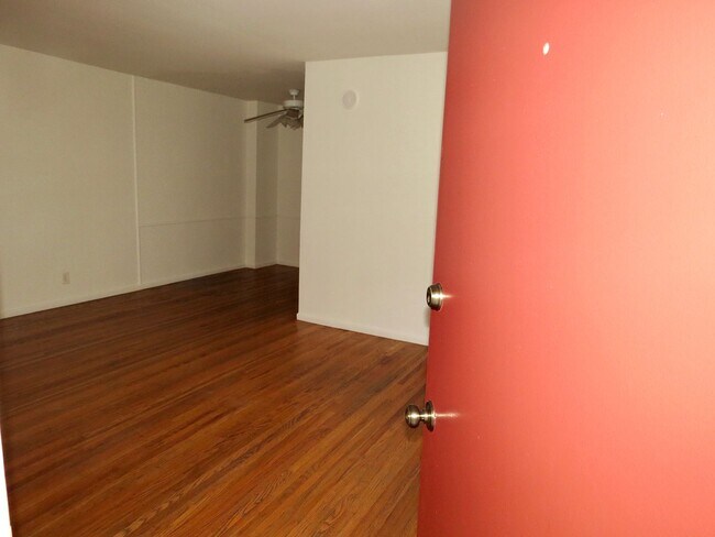 Foto del edificio - 1243 Armacost Ave