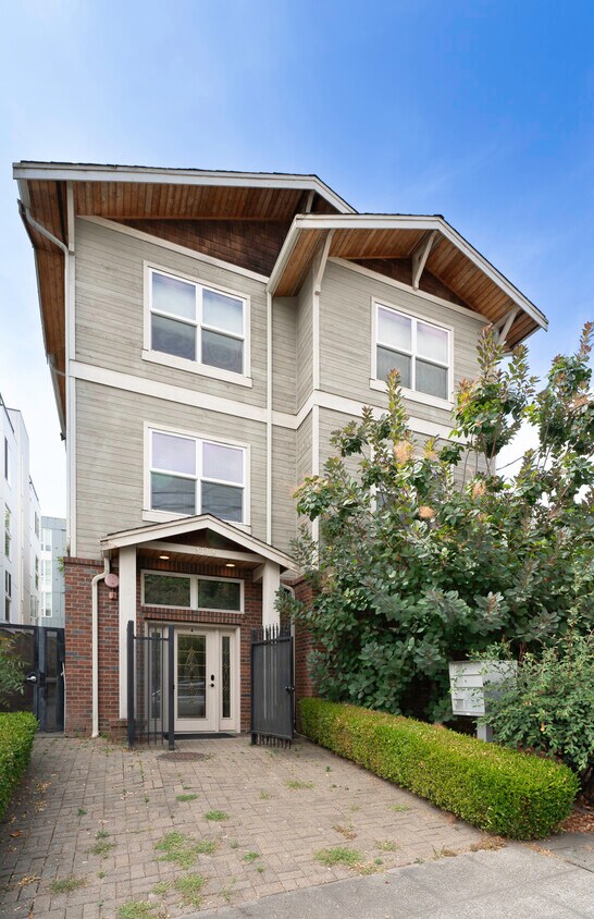 Foto principal - 809 Taylor Ave N