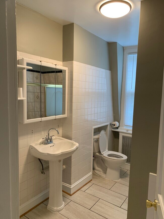 Baño 1a - 1829 Swann St Northwest