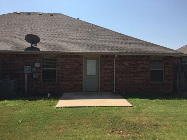 Foto del edificio - 2 Bed 2 Bath duplex in Moore!