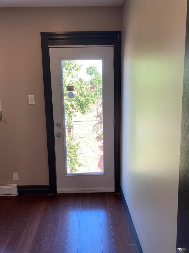 Building Photo - 2150 Bd Saint-Joseph E