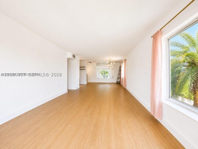 Foto del edificio - 1631 NE 114th St