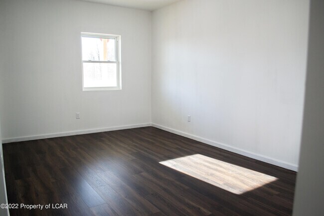 Foto del edificio - 300 Woodward Hill Rd