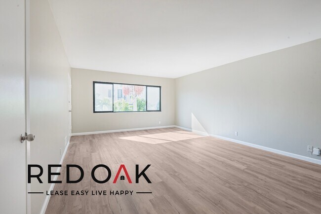 Foto del edificio - ~1 Month FREE~ Incredible Top Floor Two Be...