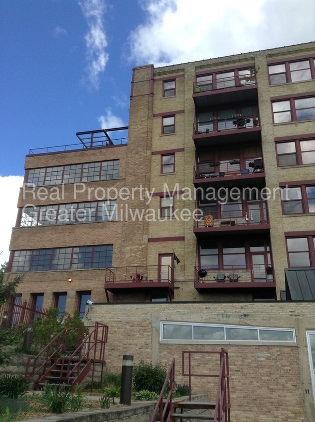 Building Photo - 215 W Maple St