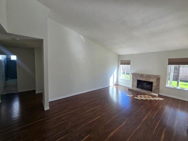 Building Photo - This Beautiful 3 Bedroom 2 Bath Home