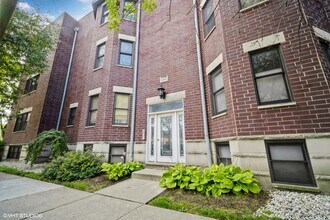Building Photo - 6432 N Hermitage Ave