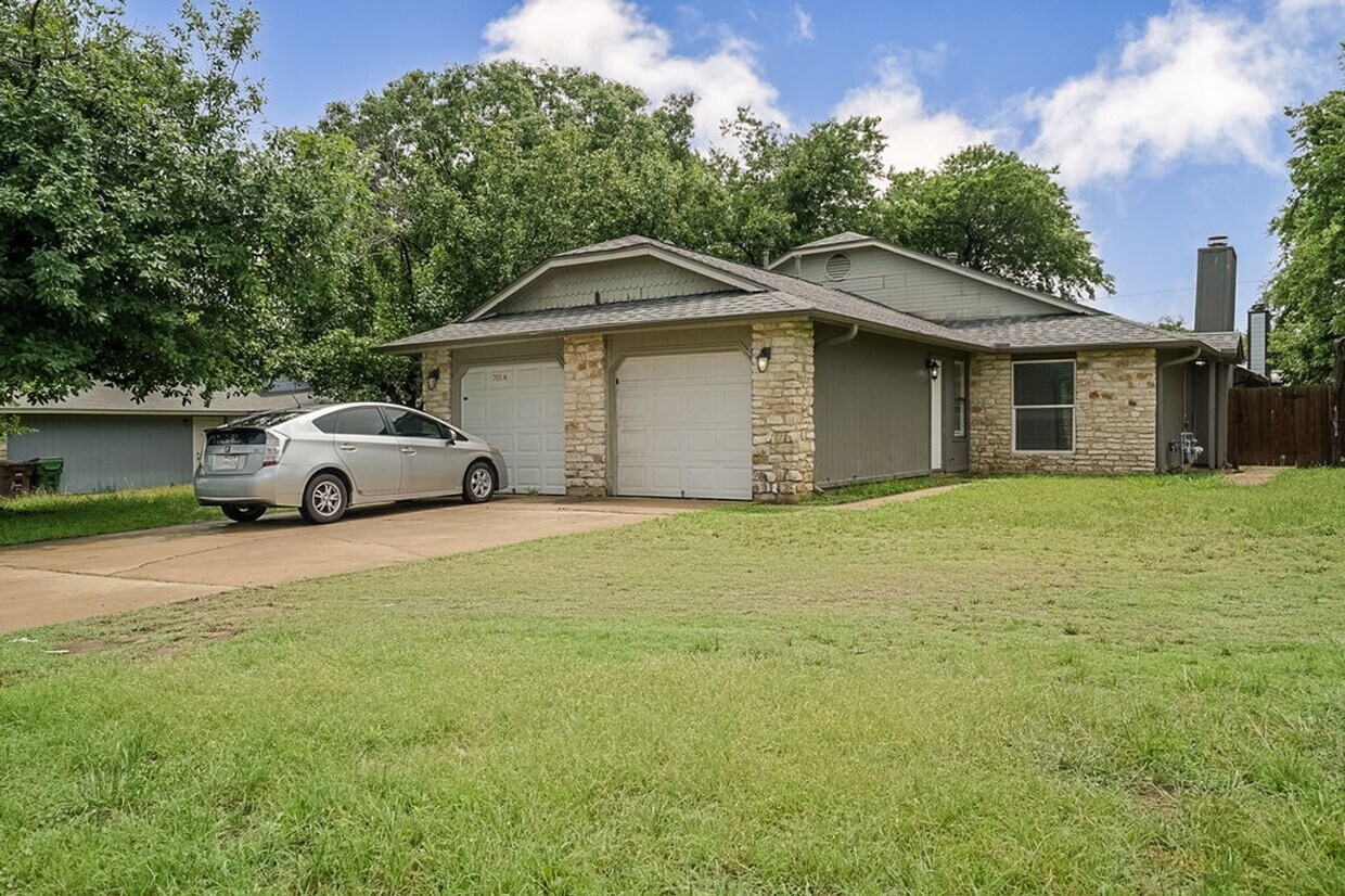 Foto principal - 701 Country Aire Dr