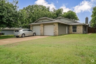 Building Photo - 701 Country Aire Dr