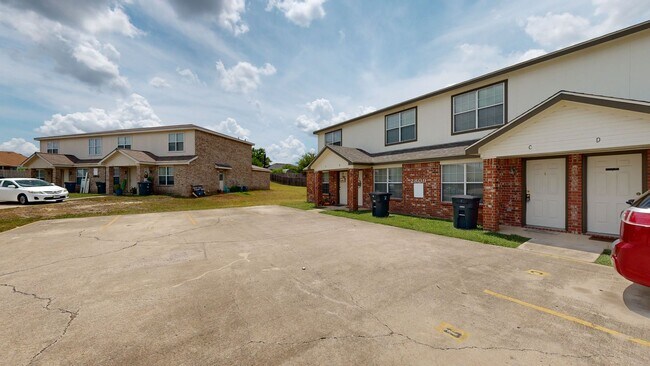 Building Photo - 2 WEEKS FREE, PRICE IMPROVEMENT $795 IN A ...