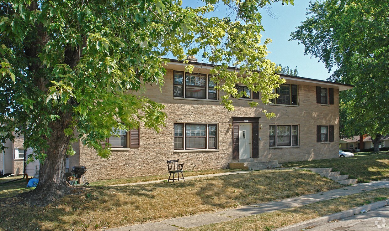 10826 W Grant St, Milwaukee, WI 53227 10826 W Grant St Milwaukee, WI