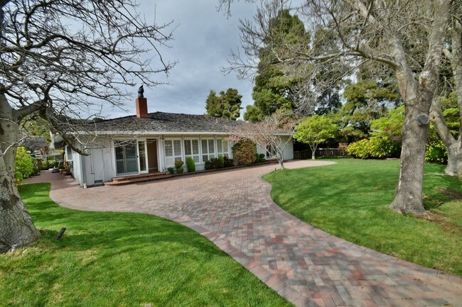 Foto del edificio - Beautiful Home On Peacock Gap Golf Course