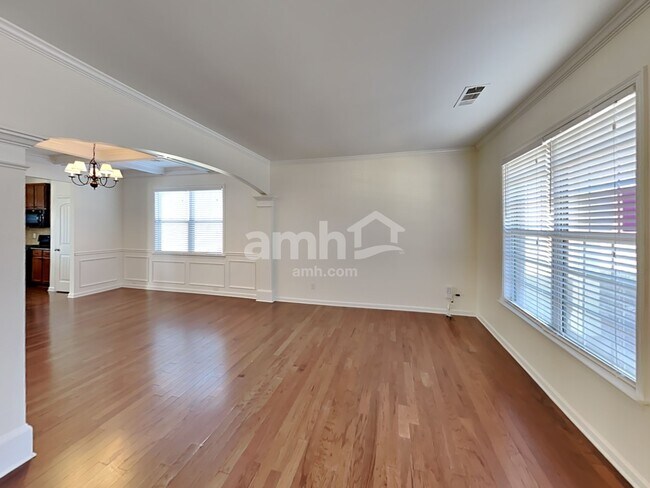 Building Photo - 687 Ivy Chase Loop