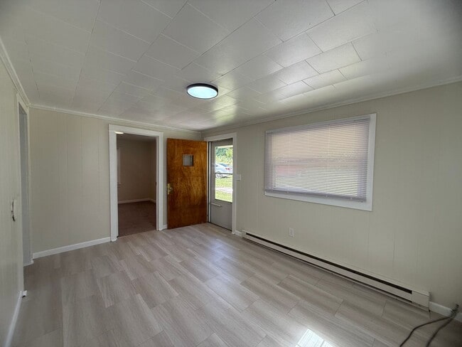 Building Photo - 1208 S Coolwell Rd