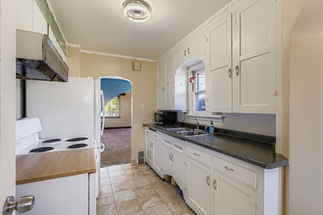 Foto del edificio - LOCATION LOCATION!! Unique Tudor 2-bed 1-bath upstairs unit in beautiful Tudor Duplex- All Utilit...