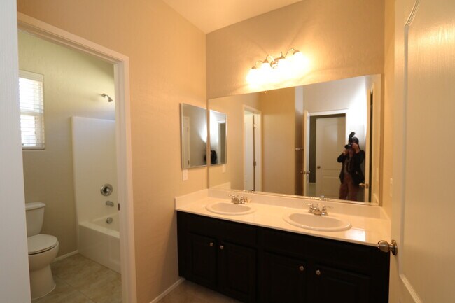 Building Photo - Lovely Home with Community Pool