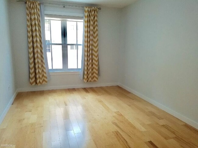 Building Photo - 2BR/2BA Condo Available October 1st!! - Great Downtown Location!!