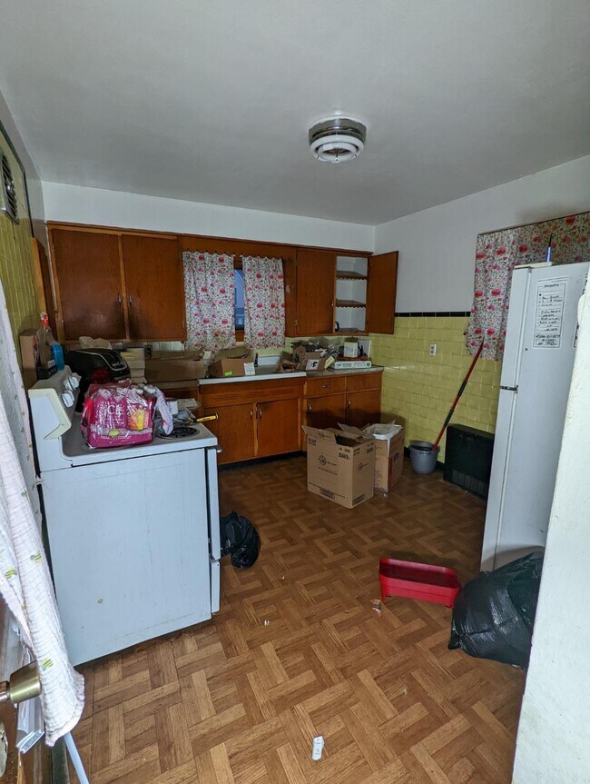 Kitchen - 1001 Oxford St