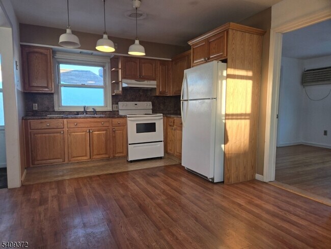 Foto del edificio - 75 Newby Ave