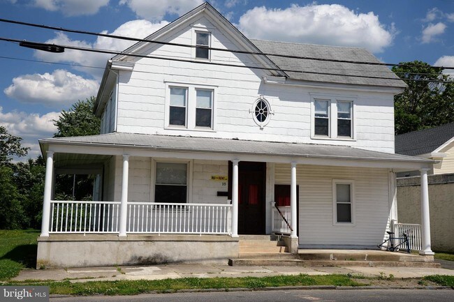 Building Photo - 18 Academy St N