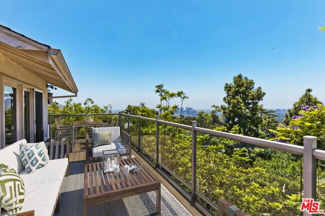 Foto del edificio - 9354 Claircrest Dr