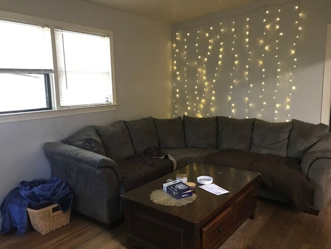 Foto del edificio - 3 Bed house on Sharkey St! Available August 2026!