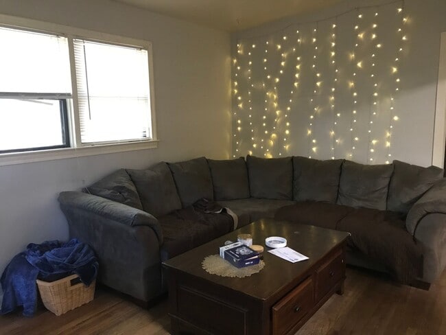 Building Photo - 3 Bed house on Sharkey St! Available NOW!