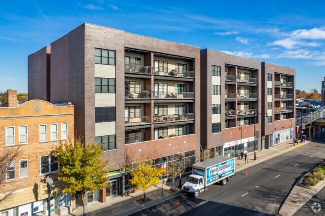 Building Photo - 1832 W Irving Park Rd
