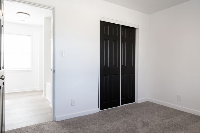 Foto del edificio - Newly Renovated 2BR Townhouse Midland, PA! W/ AC!