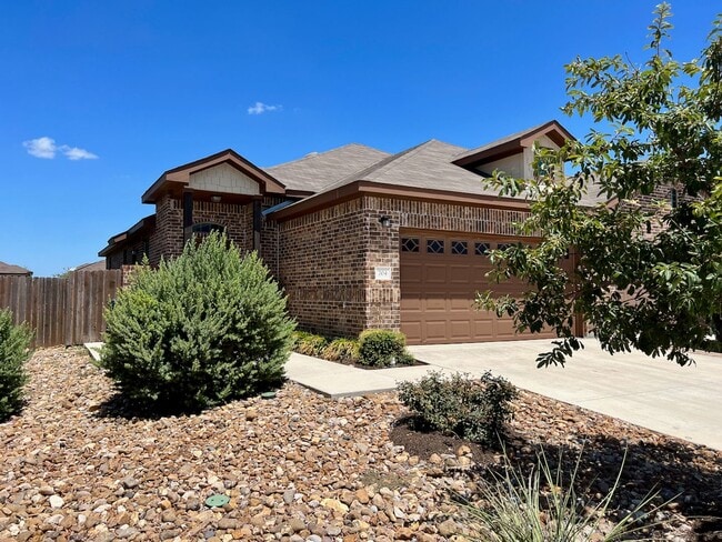 Building Photo - Move In Ready Duplex