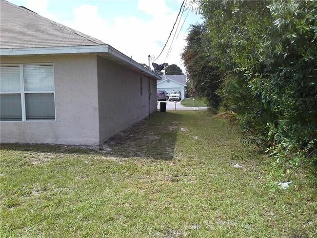 Building Photo - 1341 SW Halford Ave